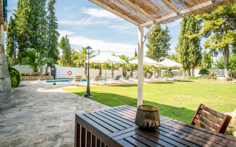 Zona con mobiliario justo fuera de la cocina